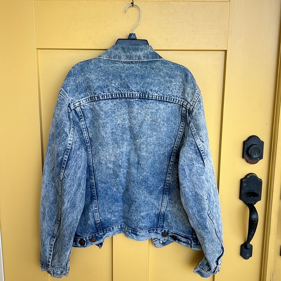 VINTAGE Jean jacket! 💕🖤⭐️ - Picture 4 of 13